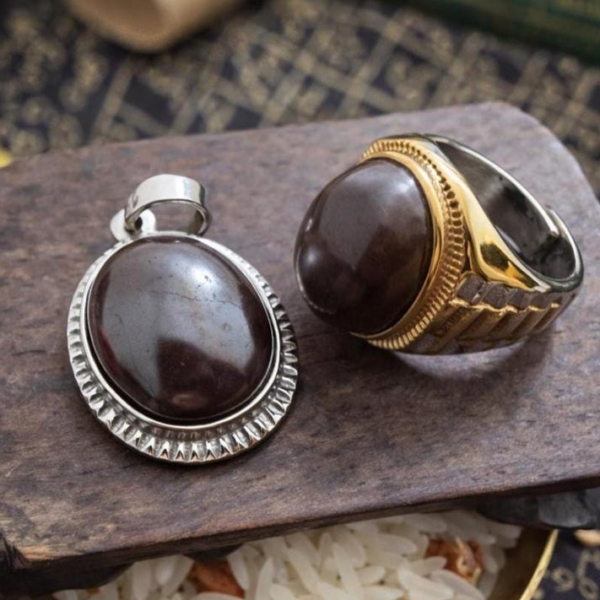 attire la richesse, l’amour et protège. Magie (ilmu) de très haut niveau, aura et énergie puissantes.